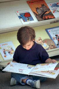 Enfant à la bibliothèque